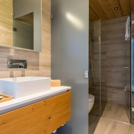 Montela & - Montela Pavillon *